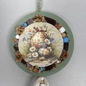 Tojáslesen - a Lógótálca Maxi Kollekció kopogtató kínálatából kert mélyén lapuló tojásokkal és gyöngy-szalaguszállyal  , Otthon & Életmód, Virágdekoráció, Virágdíszek, Dekor koszorúk, kopogtatók, Virágkötés, MESKA