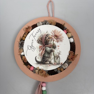 ÉRTÉKCSÖKKENT Szimat Cica - a Lógótálca Maxi Kollekció tavaszi kopogtató kínálatából gyöngy-szalaguszállyal   - otthon & életmód - virágdekoráció - virágdíszek - dekor koszorúk, kopogtatók - Meska.hu