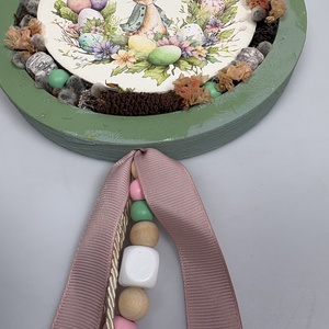 Tojástermés - a Lógótálca Maxi Kollekció ajtódísz kínálatából a ház körül sorakozó tojásokkal, gyöngy-szalaguszállyal   - otthon & életmód - virágdekoráció - virágdíszek - dekor koszorúk, kopogtatók - Meska.hu