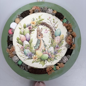 Tojástermés - a Lógótálca Maxi Kollekció ajtódísz kínálatából a ház körül sorakozó tojásokkal, gyöngy-szalaguszállyal   - otthon & életmód - virágdekoráció - virágdíszek - dekor koszorúk, kopogtatók - Meska.hu