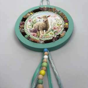 Barikás - a Lógótálca Maxi Kollekció kínálatából barika a tavaszi réten, gyöngy-szalaguszállyal kopogtató , Otthon & Életmód, Virágdekoráció, Virágdíszek, Dekor koszorúk, kopogtatók, Virágkötés, MESKA