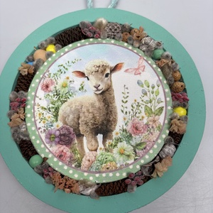 Barikás - a Lógótálca Maxi Kollekció kínálatából barika a tavaszi réten, gyöngy-szalaguszállyal kopogtató  - otthon & életmód - virágdekoráció - virágdíszek - dekor koszorúk, kopogtatók - Meska.hu