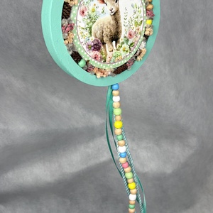 Barikás - a Lógótálca Maxi Kollekció kínálatából barika a tavaszi réten, gyöngy-szalaguszállyal kopogtató  - otthon & életmód - virágdekoráció - virágdíszek - dekor koszorúk, kopogtatók - Meska.hu