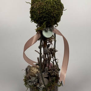 Tavaszváró, rózsaszín és natúr fürjtojásos, gömbfácskás asztaldísz szürke-mézbarna kaspóban, növényi részekkel (TS-01) , Ünnepi díszek, dekorációk, Húsvéti díszek és dekorációk, Húsvéti asztaldíszek, Virágkötés, MESKA