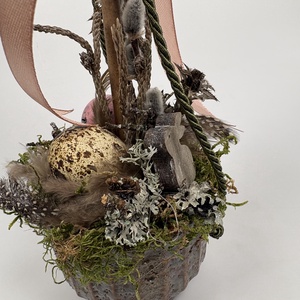 Tavaszváró, rózsaszín és natúr fürjtojásos, gömbfácskás asztaldísz szürke-mézbarna kaspóban, növényi részekkel (TS-01)  - ünnepi díszek, dekorációk - húsvéti díszek és dekorációk - húsvéti asztaldíszek - Meska.hu