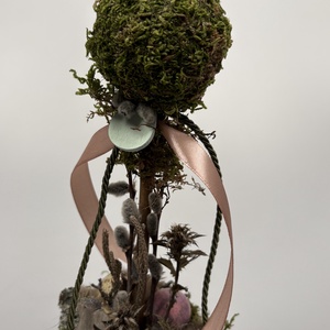 Tavaszváró, rózsaszín és natúr fürjtojásos, gömbfácskás asztaldísz szürke-mézbarna kaspóban, növényi részekkel (TS-01)  - ünnepi díszek, dekorációk - húsvéti díszek és dekorációk - húsvéti asztaldíszek - Meska.hu