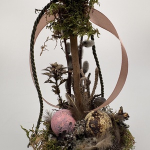 Tavaszváró, rózsaszín és natúr fürjtojásos, gömbfácskás asztaldísz szürke-mézbarna kaspóban, növényi részekkel (TS-01)  - ünnepi díszek, dekorációk - húsvéti díszek és dekorációk - húsvéti asztaldíszek - Meska.hu