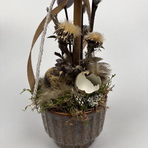 Tavaszváró, két natúr fürjtojásos, gömbfácskás asztaldísz szürke-mézbarna kaspóban, növényi részekkel (TS-02)  - ünnepi díszek, dekorációk - húsvéti díszek és dekorációk - húsvéti asztaldíszek - Meska.hu