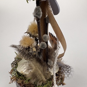 Tavaszváró, két natúr fürjtojásos, gömbfácskás asztaldísz szürke-mézbarna kaspóban, növényi részekkel (TS-02)  - ünnepi díszek, dekorációk - húsvéti díszek és dekorációk - húsvéti asztaldíszek - Meska.hu