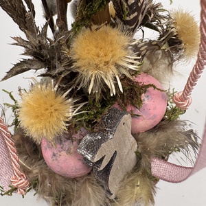 Tavaszváró, két rózsaszín fürjtojásos, gömbfácskás asztaldísz szürke-mézbarna kaspóban, növényi részekkel (TS-03)  - otthon & életmód - dekoráció - asztal és polc dekoráció - asztaldísz - Meska.hu