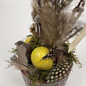 Tavaszváró, két sárga fürjtojásos, gömbfácskás asztaldísz szürke-mézbarna kaspóban, növényi részekkel (TS-04)  - ünnepi díszek, dekorációk - húsvéti díszek és dekorációk - húsvéti asztaldíszek - Meska.hu