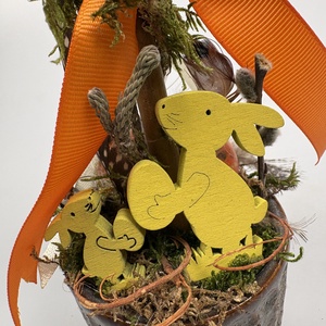 Tavaszváró, két fürjtojásos, gömbf5cskás asztaldísz szürke-mézbarna kaspóban, növényi részekkel (TS-08)  - ünnepi díszek, dekorációk - húsvéti díszek és dekorációk - húsvéti asztaldíszek - Meska.hu