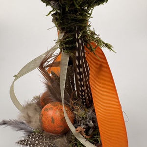 Tavaszváró, két fürjtojásos, gömbf5cskás asztaldísz szürke-mézbarna kaspóban, növényi részekkel (TS-08)  - ünnepi díszek, dekorációk - húsvéti díszek és dekorációk - húsvéti asztaldíszek - Meska.hu