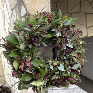 Emléktáblára szánt koszorú élő növényanyagból kötve  - Meska.hu