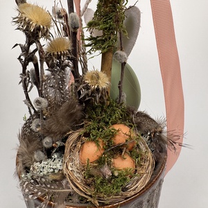 Mézi - Fészkes, nyuszis, gömbfás asztaldísz szürke-mézbarna kaspóban, növényi részekkel és kellékekkel (P-01)  - ünnepi díszek, dekorációk - húsvéti díszek és dekorációk - húsvéti asztaldíszek - Meska.hu