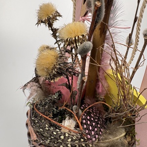 Rózsi - Szívecskés, nyuszis, gömbfás asztaldísz rózsaszín-szürke kaspóban, növényi részekkel és kellékekkel (P-02)  - ünnepi díszek, dekorációk - húsvéti díszek és dekorációk - húsvéti asztaldíszek - Meska.hu