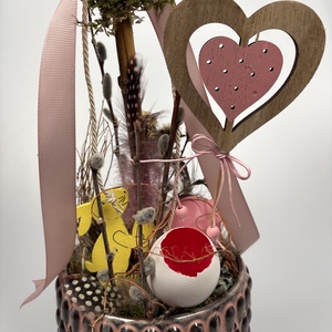 Rózsi - Szívecskés, nyuszis, gömbfás asztaldísz rózsaszín-szürke kaspóban, növényi részekkel és kellékekkel (P-02)  - ünnepi díszek, dekorációk - húsvéti díszek és dekorációk - húsvéti asztaldíszek - Meska.hu