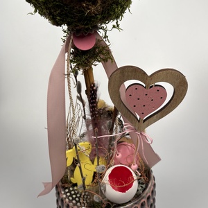 Rózsi - Szívecskés, nyuszis, gömbfás asztaldísz rózsaszín-szürke kaspóban, növényi részekkel és kellékekkel (P-02)  - ünnepi díszek, dekorációk - húsvéti díszek és dekorációk - húsvéti asztaldíszek - Meska.hu