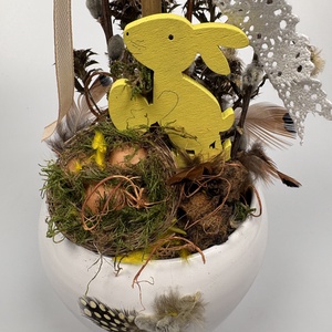 Fehérke - Madártollas, nyuszis, gömbfás asztaldísz fehér kaspóban, növényi részekkel és kellékekkel (P-03)  - ünnepi díszek, dekorációk - húsvéti díszek és dekorációk - húsvéti asztaldíszek - Meska.hu