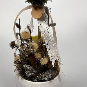 Fehérke - Madártollas, nyuszis, gömbfás asztaldísz fehér kaspóban, növényi részekkel és kellékekkel (P-03)  - ünnepi díszek, dekorációk - húsvéti díszek és dekorációk - húsvéti asztaldíszek - Meska.hu