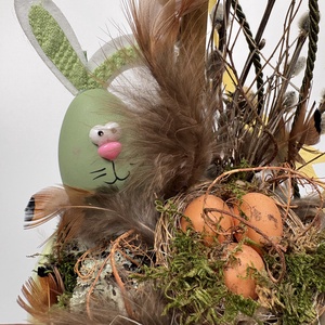 Nyusszancs - Madártollas, famadaras, gömbfás asztaldísz almazöld kaspóban, növényi részekkel és kellékekkel (P-04)  - ünnepi díszek, dekorációk - húsvéti díszek és dekorációk - húsvéti asztaldíszek - Meska.hu
