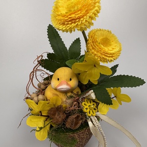 Kacsás, sárga százszorszépes, tartós tavaszi asztaldísz a mohás kaspó kollekcióból (P-05) , Ünnepi díszek, dekorációk, Húsvéti díszek és dekorációk, Húsvéti asztaldíszek, Virágkötés, MESKA