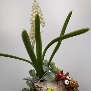 Kakasos, fehér gyöngyikés tartós tavaszi asztaldísz növényi részekkel a mohás kaspó kollekcióból (P-07)  - ünnepi díszek, dekorációk - húsvéti díszek és dekorációk - húsvéti asztaldíszek - Meska.hu