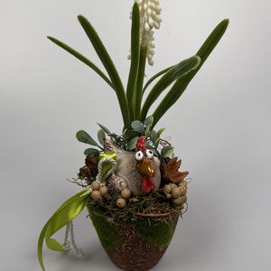 Kakasos, fehér gyöngyikés tartós tavaszi asztaldísz növényi részekkel a mohás kaspó kollekcióból (P-07)  - ünnepi díszek, dekorációk - húsvéti díszek és dekorációk - húsvéti asztaldíszek - Meska.hu