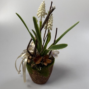 Tyúkos, fehér gyöngyikés tartós tavaszi asztaldísz növényi részekkel a mohás kaspó kollekcióból (P-08)  - ünnepi díszek, dekorációk - húsvéti díszek és dekorációk - húsvéti asztaldíszek - Meska.hu