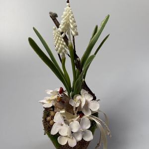 Tyúkos, fehér gyöngyikés tartós tavaszi asztaldísz növényi részekkel a mohás kaspó kollekcióból (P-08)  - ünnepi díszek, dekorációk - húsvéti díszek és dekorációk - húsvéti asztaldíszek - Meska.hu