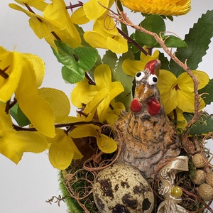 Tyúkos, fürjtojásos, százszorszépes, aranyvesszős tartós asztaldísz növényi részekkel a mohás kaspó kollekcióból (P-09) , Ünnepi díszek, dekorációk, Húsvéti díszek és dekorációk, Húsvéti asztaldíszek, Virágkötés, MESKA