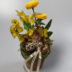 Tyúkos, fürjtojásos, százszorszépes, aranyvesszős tartós asztaldísz növényi részekkel a mohás kaspó kollekcióból (P-09)  - ünnepi díszek, dekorációk - húsvéti díszek és dekorációk - húsvéti asztaldíszek - Meska.hu