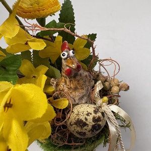 Tyúkos, fürjtojásos, százszorszépes, aranyvesszős tartós asztaldísz növényi részekkel a mohás kaspó kollekcióból (P-09)  - ünnepi díszek, dekorációk - húsvéti díszek és dekorációk - húsvéti asztaldíszek - Meska.hu