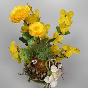 Kotlós, sárga százszorszépes, aranyvesszős tartós asztaldísz növényi részekkel a mohás kaspó kollekcióból (P-10)  - ünnepi díszek, dekorációk - húsvéti díszek és dekorációk - húsvéti asztaldíszek - Meska.hu
