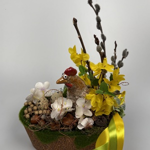 Kiváncsi Fáncsi - tartós tavaszváró asztaldísz a Vén Tyúkhoz - növényi részekkel a mohás kaspó kollekcióból (P-13)  - ünnepi díszek, dekorációk - húsvéti díszek és dekorációk - húsvéti asztaldíszek - Meska.hu