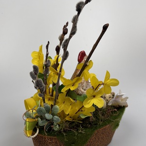 Kiváncsi Fáncsi - tartós tavaszváró asztaldísz a Vén Tyúkhoz - növényi részekkel a mohás kaspó kollekcióból (P-13)  - ünnepi díszek, dekorációk - húsvéti díszek és dekorációk - húsvéti asztaldíszek - Meska.hu