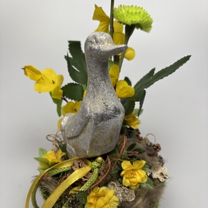 Polly Kacsa - tartós tavaszváró asztaldísz százszorszéppel, s növényi részekkel a mohás kaspó kollekcióból (P-14)  - ünnepi díszek, dekorációk - húsvéti díszek és dekorációk - húsvéti asztaldíszek - Meska.hu