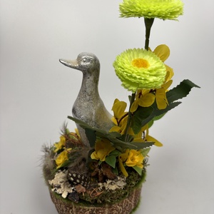Polly Kacsa - tartós tavaszváró asztaldísz százszorszéppel, s növényi részekkel a mohás kaspó kollekcióból (P-14)  - ünnepi díszek, dekorációk - húsvéti díszek és dekorációk - húsvéti asztaldíszek - Meska.hu