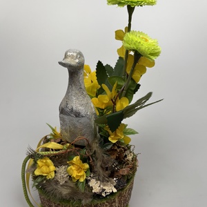Polly Kacsa - tartós tavaszváró asztaldísz százszorszéppel, s növényi részekkel a mohás kaspó kollekcióból (P-14)  - ünnepi díszek, dekorációk - húsvéti díszek és dekorációk - húsvéti asztaldíszek - Meska.hu