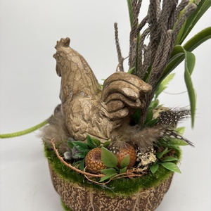 Ülő kakasos, fürjtojásos, gyöngyikés, tartós tavaszváró asztaldísz növényi részekkel a mohás kaspó kollekcióból (P-16)  - ünnepi díszek, dekorációk - húsvéti díszek és dekorációk - húsvéti asztaldíszek - Meska.hu