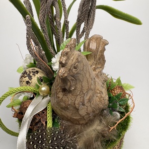 Ülő kakasos, fürjtojásos, gyöngyikés, tartós tavaszváró asztaldísz növényi részekkel a mohás kaspó kollekcióból (P-16)  - ünnepi díszek, dekorációk - húsvéti díszek és dekorációk - húsvéti asztaldíszek - Meska.hu