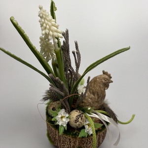 Ülő kakasos, fürjtojásos, gyöngyikés, tartós tavaszváró asztaldísz növényi részekkel a mohás kaspó kollekcióból (P-16)  - Meska.hu