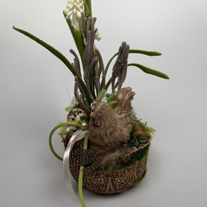 Ülő kakasos, fürjtojásos, gyöngyikés, tartós tavaszváró asztaldísz növényi részekkel a mohás kaspó kollekcióból (P-16)  - ünnepi díszek, dekorációk - húsvéti díszek és dekorációk - húsvéti asztaldíszek - Meska.hu