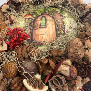 Vadregényes házikó - Tartós terméskopogtató mohakoszorún - otthon & életmód - dekoráció - ajtó- és ablak dekoráció - ajtódísz & kopogtató - Meska.hu