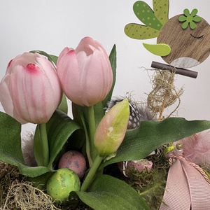 Rózsaszín tulipánkert -  mohaágyon nyugvó, tartós dísz fürjtojásokkal, tulipános jókedvében trillázó madárkával (P-22) - otthon & életmód - virágdekoráció - virágdíszek - virágdísz kaspóban - Meska.hu