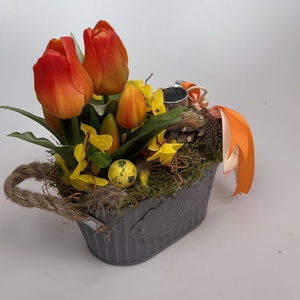 Narancspiros tulipánkert - mohaágyon nyugvó, tartós dísz fürjtojásokkal, locsolókannával (P-23) - otthon & életmód - virágdekoráció - virágdíszek - virágdísz kaspóban - Meska.hu