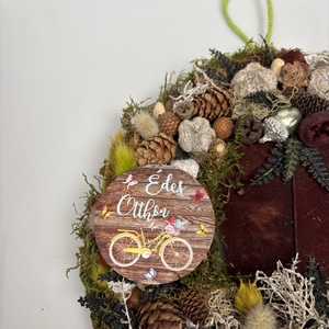 Bringa fan - visszafogott hangulatú, többévszakos, síkalapos terméskopogtató Édes Otthon feliratú biciklis fatáblával - otthon & életmód - dekoráció - ajtó- és ablak dekoráció - ajtódísz & kopogtató - Meska.hu