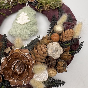 Fenyő fan - természetes hangulatú, többévszakos, síkalapos terméskopogtató lógó fenyőfával fenyőfa rajongóknak - otthon & életmód - dekoráció - ajtó- és ablak dekoráció - ajtódísz & kopogtató - Meska.hu