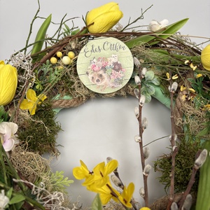 Sünit és pozsgásokat ábrázoló fatáblával ékített,  Édes otthon feliratú, tavaszi ajtódísz sík koszorúalapon - otthon & életmód - dekoráció - ajtó- és ablak dekoráció - ajtódísz & kopogtató - Meska.hu