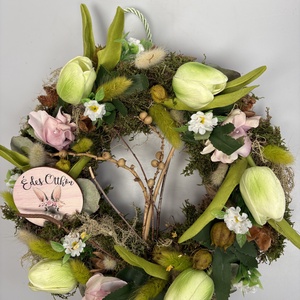 Üde színvilágú, zöld tulipános tavaszi ajtódísz  síkalapra kalligrafikus Édes Otthon feliratú fatáblával - otthon & életmód - dekoráció - ajtó- és ablak dekoráció - ajtódísz & kopogtató - Meska.hu